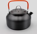 Zwarte camping waterketel met oranje handvat en deksel.