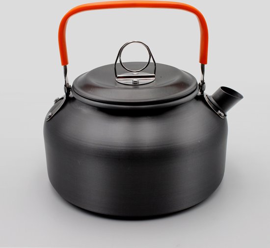 Zwarte camping waterketel met oranje handvat en deksel.