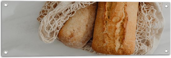 Tuinposter – Verse Broodjes in Gehaakt Tasje - 90x30 cm Foto op Tuinposter (wanddecoratie voor buiten en binnen)