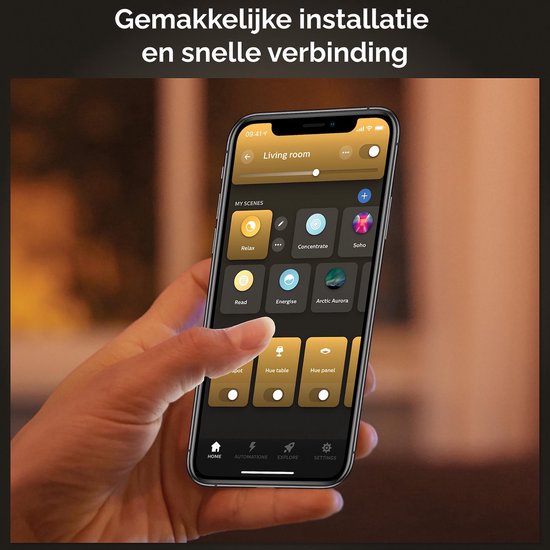 Een hand houdt een smartphone vast waarop de Philips Hue app met verschillende verlichtingsscènes wordt getoond.