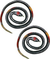 Chaks nep slangen 77 cm - 2x - zwart/rood - stretchy mamba - griezel/horror thema decoratie dieren