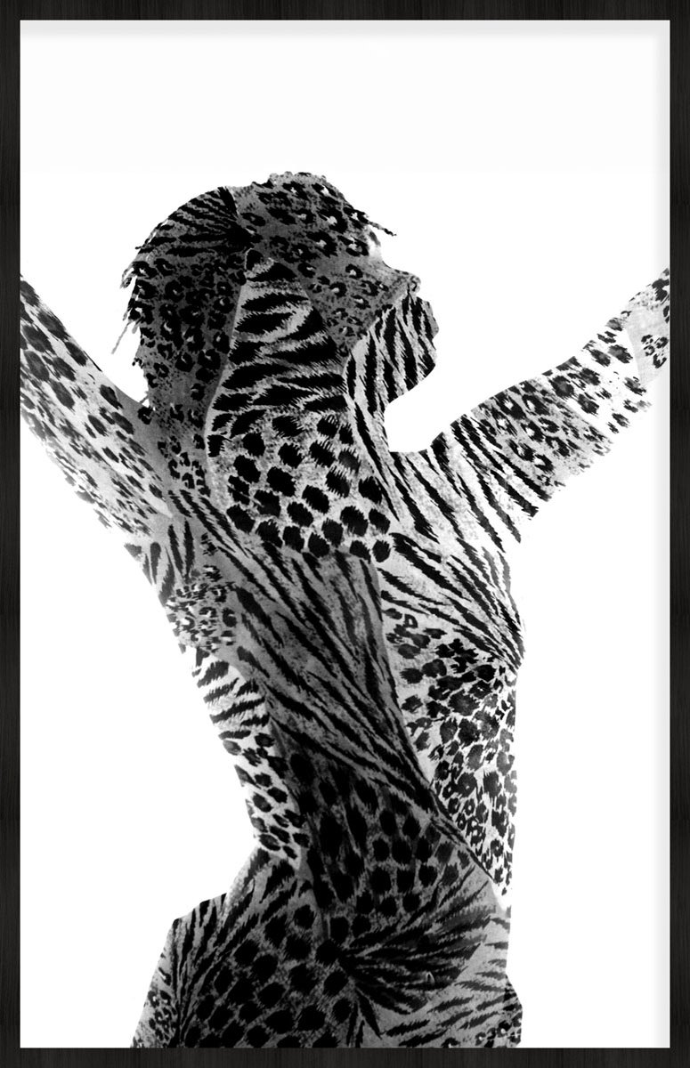Wandkraft x Essamba Art - Tigresse - 98x148 cm - Forex ingelijst in zwarte lijst.