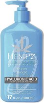 Lichtblauwe pompflacon met Hempz Ocean Breeze lotion. Tekst: 'HYALURONIC ACID HELPS SKIN RETAIN MOISTURE', '17 fl. oz. / 500 mL'.