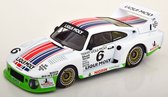 De 1:18 Diecast Modelauto van de Porsche 935J Team Liqui Moly #6 van de DRM Spa Francorchamps van 1980. De rijder was R. Stommelen. De fabrikant van het schaalmodel is MCG. Dit model is alleen online beschikbaar.