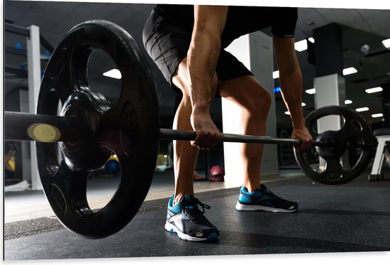 Dibond - Mens - Spieren - Schoenen - Oefening - Sporten - Fitness - Sportschool - Gewichten - 105x70 cm Foto op Aluminium (Met Ophangsysteem)