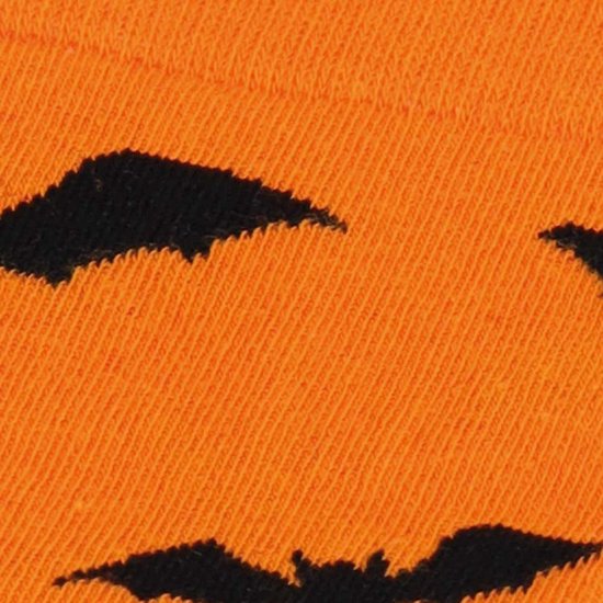 Detail van oranje stof met een gedrukte zwarte vleermuis.