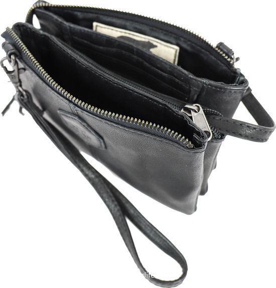 Open zwarte leren clutch met ritsen en een label met '25 years'.