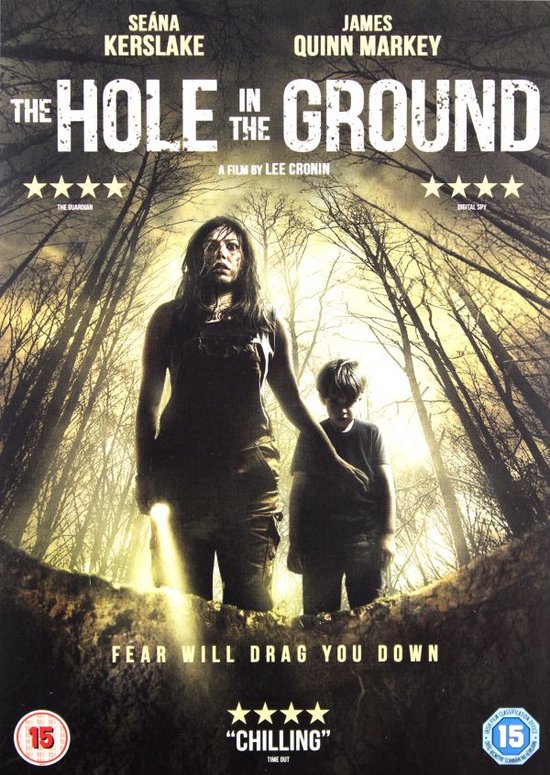 De poster van 'The Hole in the Ground'. Een vrouw met een zaklamp en een jongen staan in een bos.