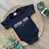 Aankondiging zwangerschap rompertje 'COMING SOON - June 2024' - Zwart - Zwangerschap aankondiging - Zwanger - Pregnancy announcement - Baby aankondiging - In verwachting - Juni