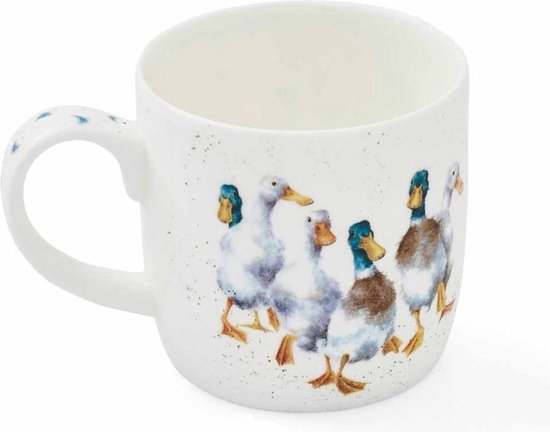 Wit mok met een aquarelprint van zes eenden met blauwe en bruine accenten. De hengsel heeft een blauw veertjespatroon.