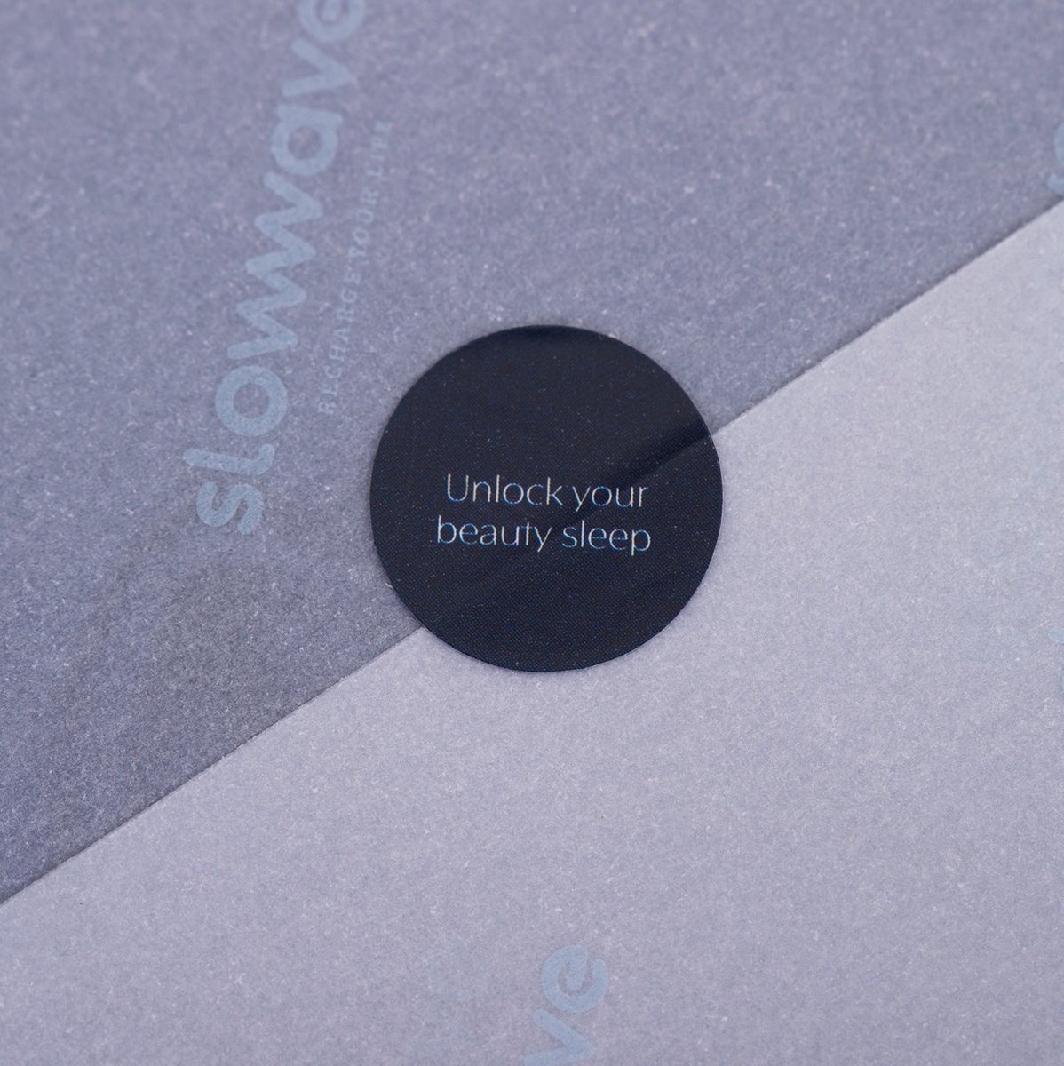 Slowwave Premium Silk Sleep Mask - Zijden slaapmasker - 100% verduisterend - Supercomfortabel in alle slaapposities - Echt moerbeizijde - Beschermt de gezichtshuid - Hypoallergeen, antibacterieel en ademend - Kleur: Navy (donkerblauw) — afbeelding 3
