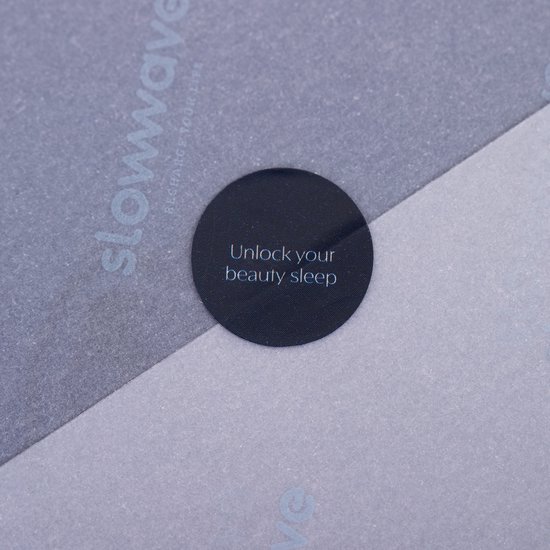 Donkerblauw Slowwave slaapmasker met de tekst 'Unlock your beauty sleep'.