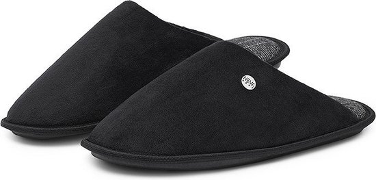 Een paar zwarte pantoffels met een plaid textuur aan de binnenkant.