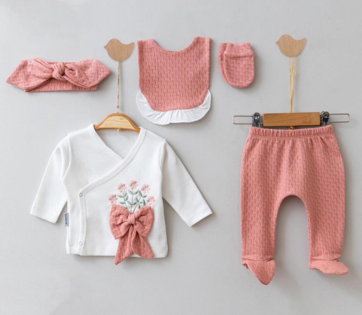 Goedkoopste luxe kraamcadeau-baby geschenkset- newborn cadeau - luxe roze set- 5 delige babyset - pyjama meisje- babyshower - gift new born girl -gevoelige huid-anti-allergie- 100 katoen-100 naturel-nikkelvrij-0 tem 3 maanden- maat 56cm/62cm