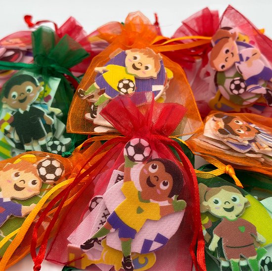Kleurrijke uitdeelzakjes met voetbal foamstickers van lachende kinderen.