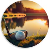 PVC Schuimplaat Muurcirkel - Golf - Golfbal - Golfclub - Zonsondergang - Gras - Water - 30x30 cm Foto op Muurcirkel (met ophangsysteem)