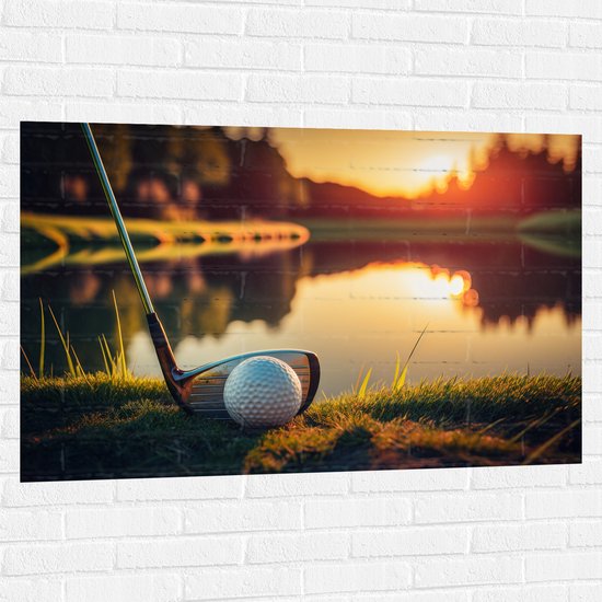 Muursticker - Golf - Golfbal - Golfclub - Zonsondergang - Gras - Water - 120x80 cm Foto op Muursticker