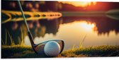 Dibond - Golf - Golfbal - Golfclub - Zonsondergang - Gras - Water - 100x50 cm Foto op Aluminium (Wanddecoratie van metaal)
