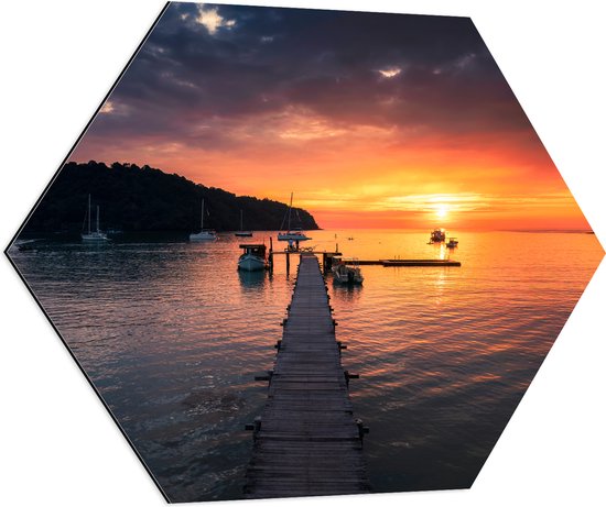 Dibond Hexagon - Pier - Zonsondergang - Zee - Berg - Bomen - Boten - 80x69.6 cm Foto op Hexagon (Met Ophangsysteem)