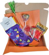Cadeau box – Pride - Regenboog - Gay – Gefeliciteerd - Verrassings Pakket – Verjaardag - Gift box - Grappig - Cadeau voor vrouw man – Kado – Sokken - Verjaardags cadeau – Jarig -Geschenkdoos –LuckyDay Socks - Maat 41-45