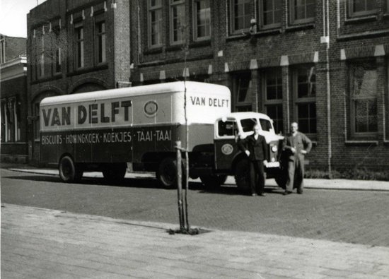 Van Delft vrachtwagen met de tekst 'BISCUITS - HONINGKOEK - KOEKJES - TAAI-TAAI'.