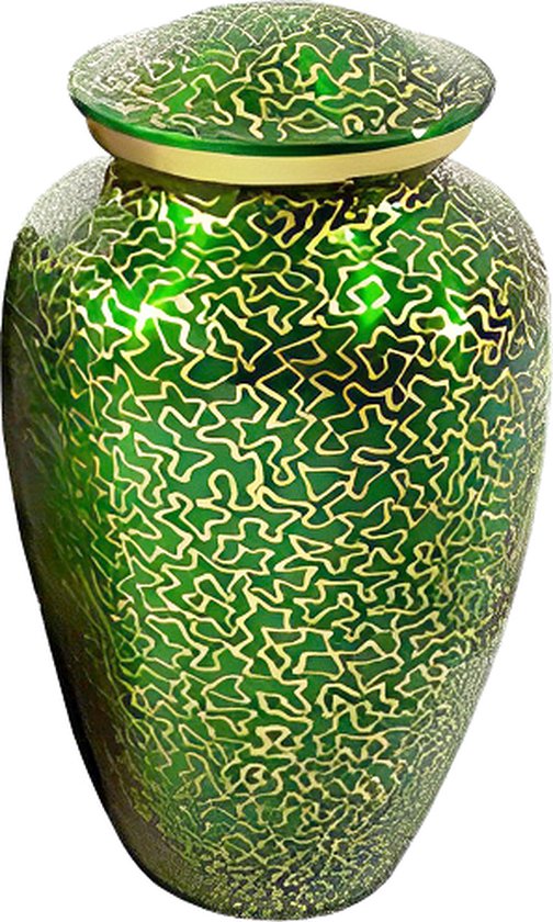 Groene urn met gedetailleerd goudkleurig patroon.