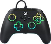Zwarte Xbox controller met groene en gele LED-verlichting rond de knoppen en rand.