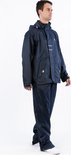 Man in donkerblauwe regenjas en -broek met capuchon en reflecterende accenten.