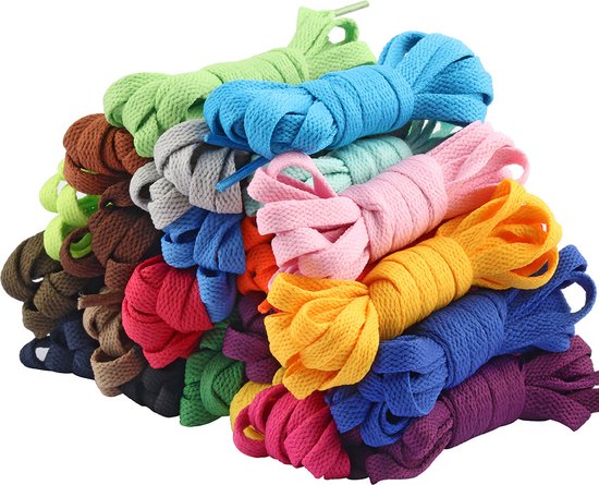 Een stapel platte schoenveters in vele heldere kleuren zoals roze, geel, blauw, groen, rood en paars.