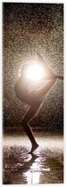 Acrylglas - Ballerina Danseres in de Regen bij Fel Licht - 20x60 cm Foto op Acrylglas (Wanddecoratie op Acrylaat)
