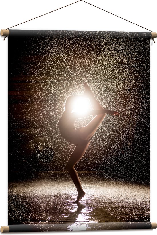 Textielposter - Ballerina Danseres in de Regen bij Fel Licht - 60x80 cm Foto op Textiel