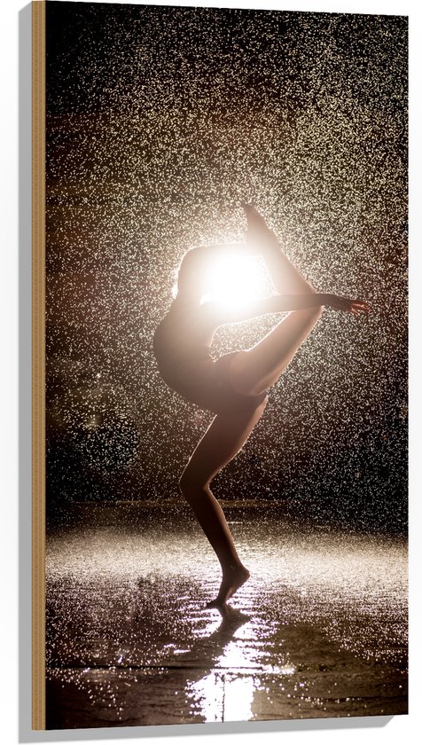 Hout - Ballerina Danseres in de Regen bij Fel Licht - 50x100 cm - 9 mm dik - Foto op Hout (Met Ophangsysteem)