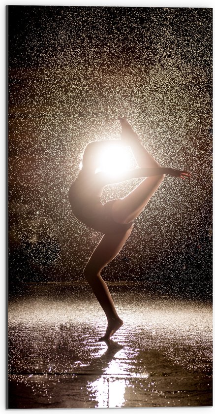 Dibond - Ballerina Danseres in de Regen bij Fel Licht - 50x100 cm Foto op Aluminium (Met Ophangsysteem)