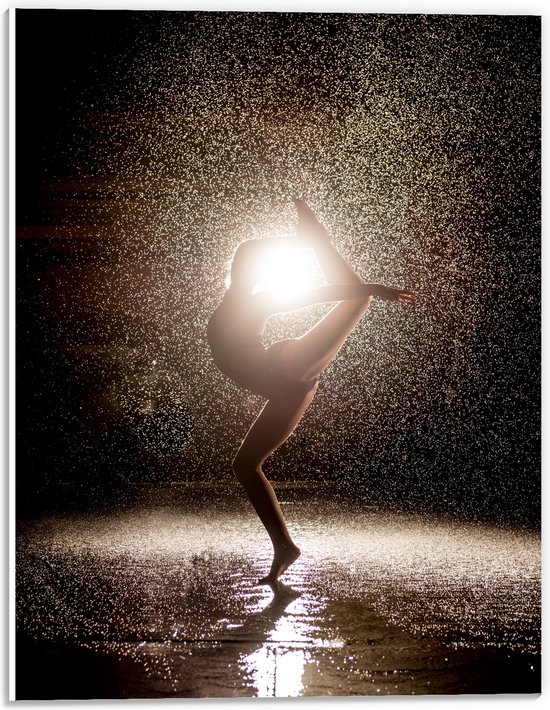 PVC Schuimplaat - Ballerina Danseres in de Regen bij Fel Licht - 30x40 cm Foto op PVC Schuimplaat (Met Ophangsysteem)