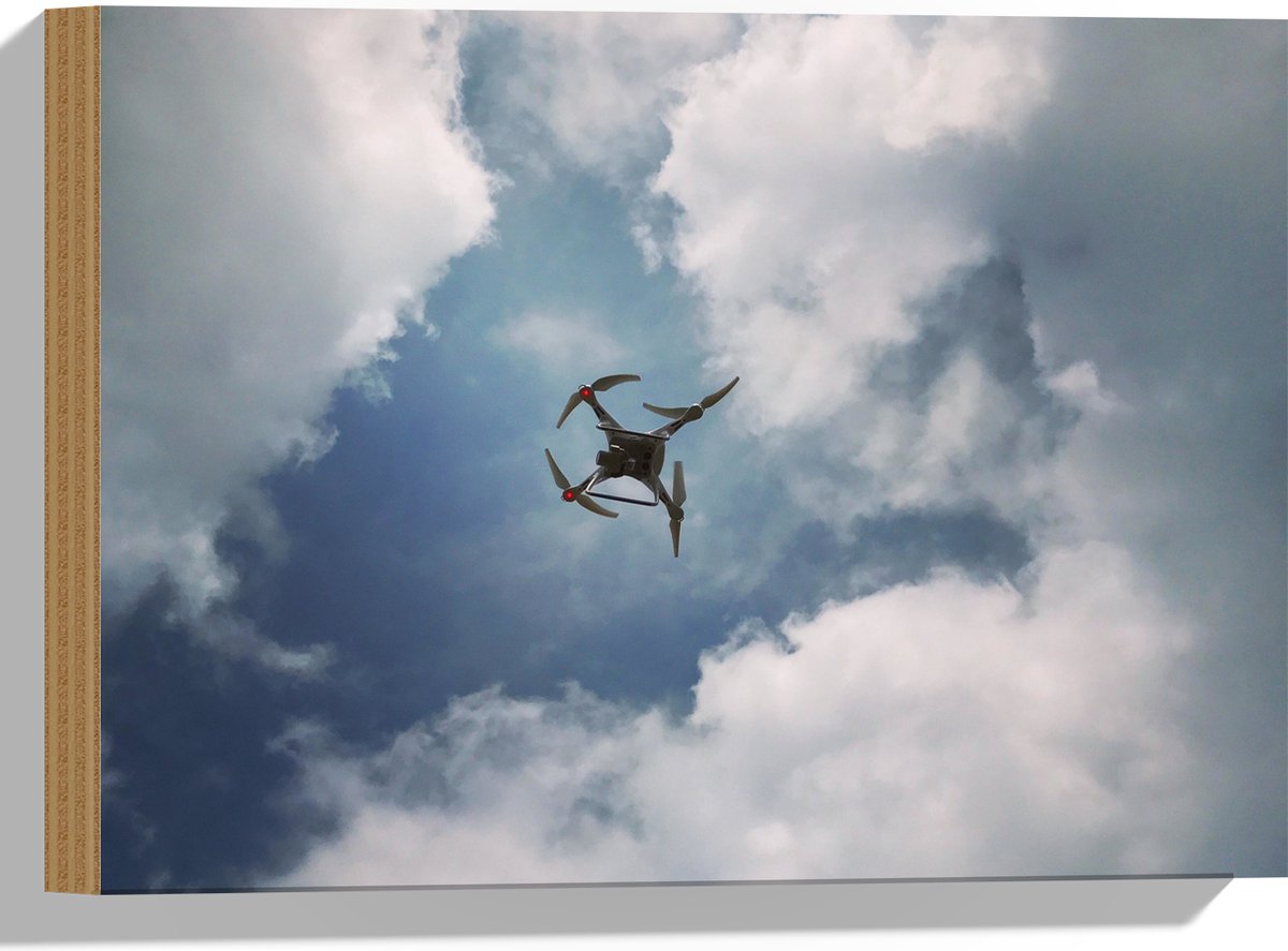 Hout - Onderaanzicht van Drone Vliegend onder Sluierbewolking - 40x30 cm - 9 mm dik - Foto op Hout (Met Ophangsysteem)