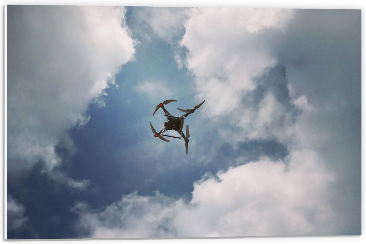 PVC Schuimplaat- Onderaanzicht van Drone Vliegend onder Sluierbewolking - 60x40 cm Foto op PVC Schuimplaat