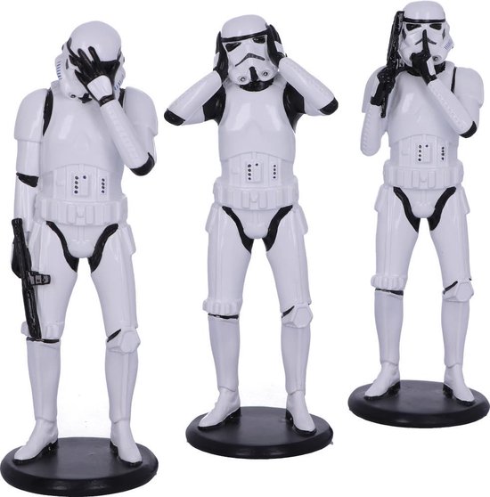 Drie witte Stormtrooper-figuren, zittend op zwarte sokkels. Eén bedekt ogen, één oren, één mond.