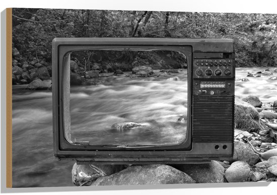 hout-oude-vintage-televisie-met-doorkijk-op-rivier-zwart-wit