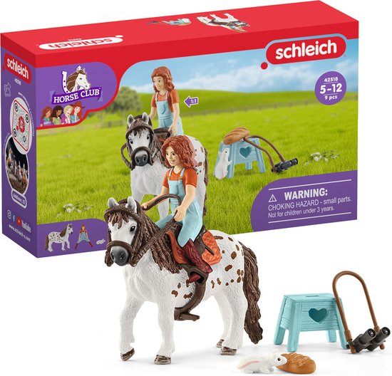 Schleich Horse Club speelgoedset met ruiter op een gevlekt paard, een klein paardje, een krukje, een konijn en een brood.