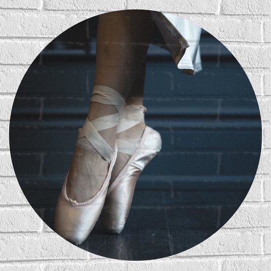 Muursticker Cirkel - Ballerina aan het Dansen op Spitzen - 70x70 cm Foto op Muursticker