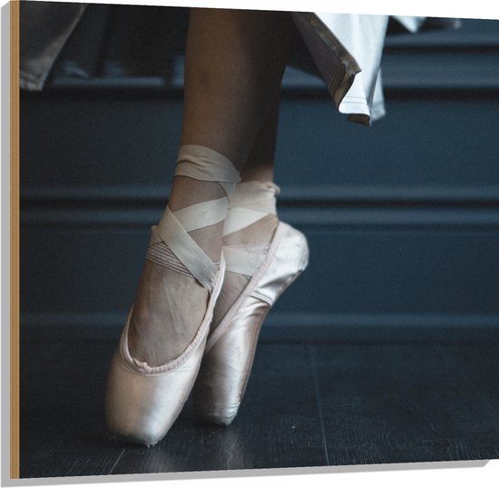 Hout - Ballerina aan het Dansen op Spitzen - 100x100 cm - 9 mm dik - Foto op Hout (Met Ophangsysteem)