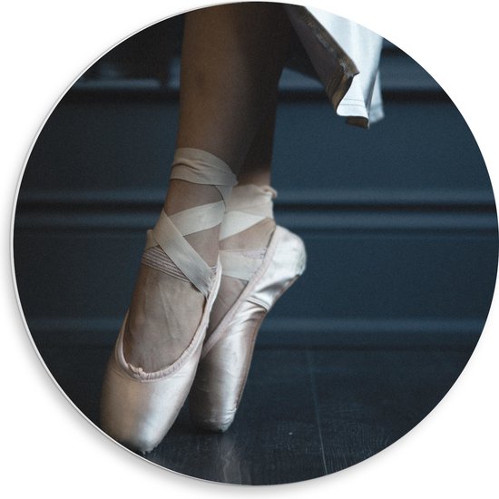PVC Schuimplaat Muurcirkel - Ballerina aan het Dansen op Spitzen - 50x50 cm Foto op Muurcirkel (met ophangsysteem)