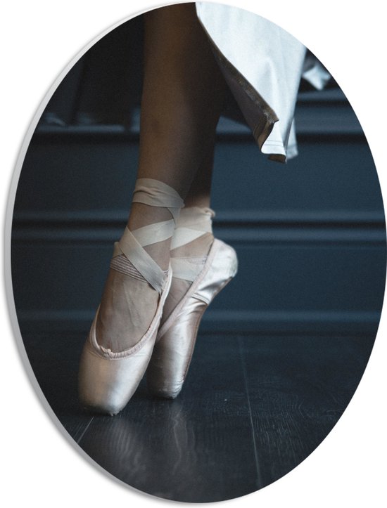 PVC Schuimplaat Ovaal - Ballerina aan het Dansen op Spitzen - 21x28 cm Foto op Ovaal (Met Ophangsysteem)