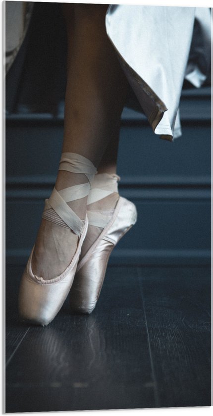 Acrylglas - Ballerina aan het Dansen op Spitzen - 50x100 cm Foto op Acrylglas (Wanddecoratie op Acrylaat)