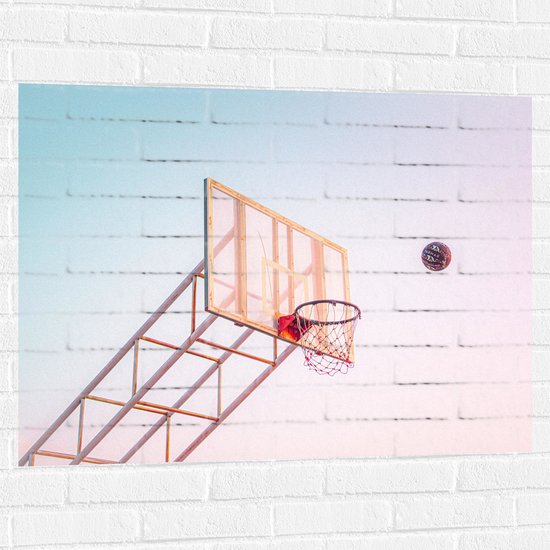 Muursticker - Bal Vallend in Basket onder Blauwe Lucht - 100x75 cm Foto op Muursticker