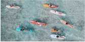 Poster Glanzend – Bovenaanzicht van Groep Surfers op Verschillende Kleuren Planken - 100x50 cm Foto op Posterpapier met Glanzende Afwerking