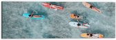 Dibond - Bovenaanzicht van Groep Surfers op Verschillende Kleuren Planken - 60x20 cm Foto op Aluminium (Met Ophangsysteem)