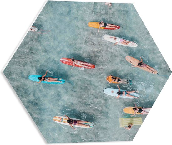 PVC Schuimplaat Hexagon - Bovenaanzicht van Groep Surfers op Verschillende Kleuren Planken - 50x43.5 cm Foto op Hexagon (Met Ophangsysteem)