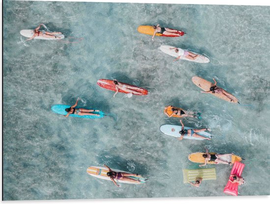 Dibond - Bovenaanzicht van Groep Surfers op Verschillende Kleuren Planken - 80x60 cm Foto op Aluminium (Wanddecoratie van metaal)