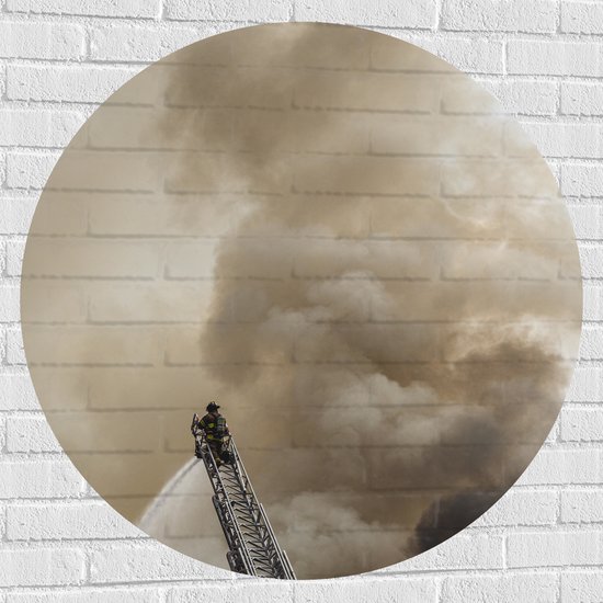 Muursticker Cirkel - Brandweerman in Actie bij Grote Rookwolk - 100x100 cm Foto op Muursticker